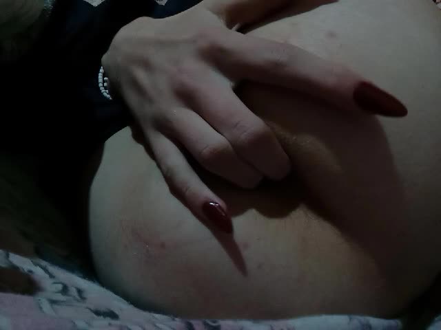 Masturbação anal com unhas compridas e unhas vermelhas