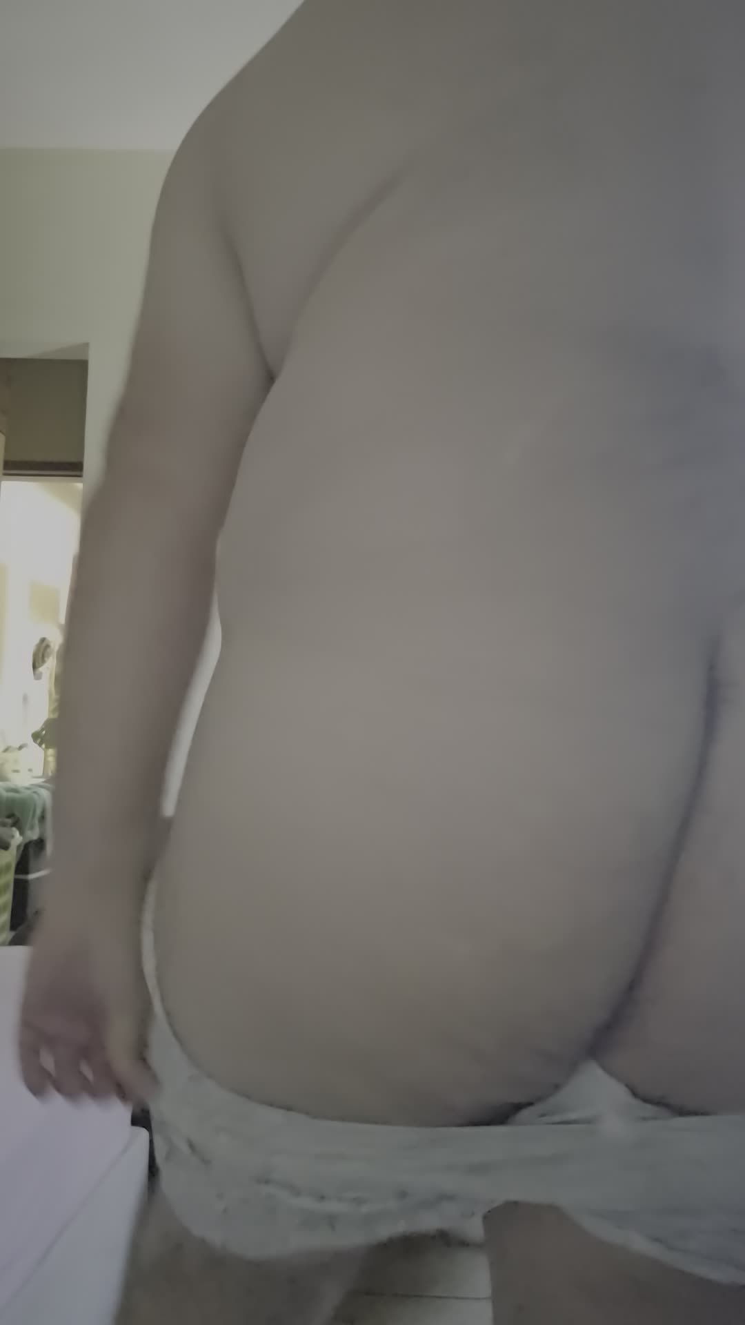 Exibicionismo e corpo robusto em vídeo sensual
