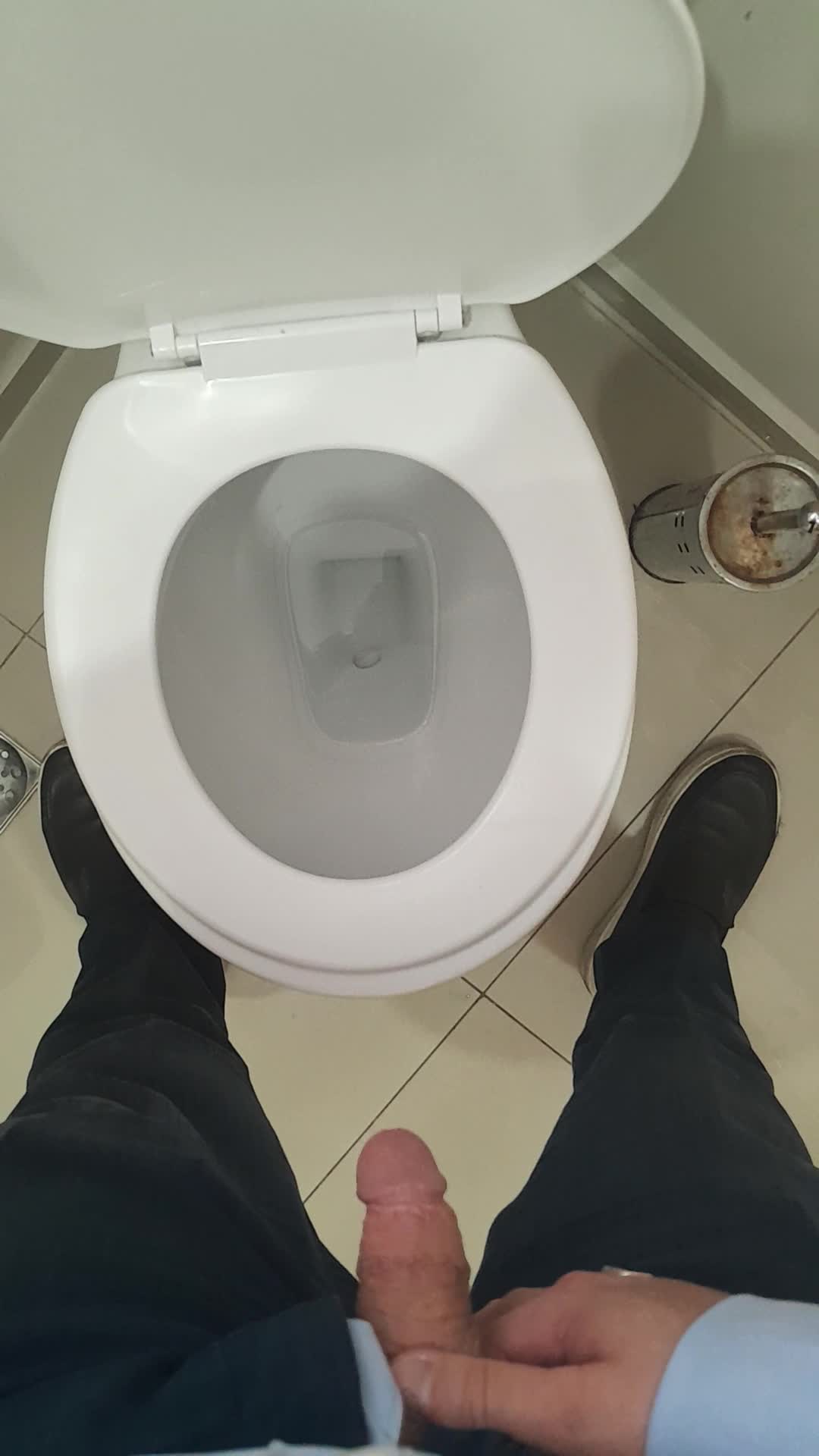 Urofilia - homem urinando em POV