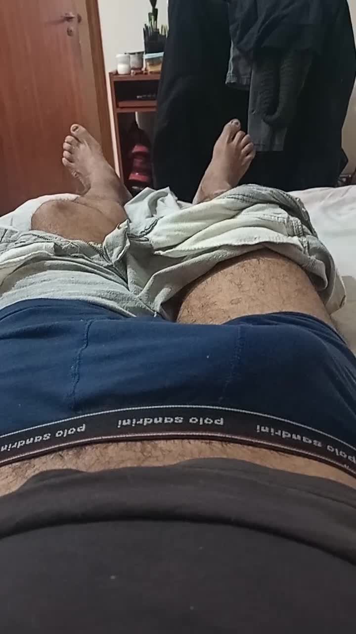 Masturbação solo masculino com prazer e desejo