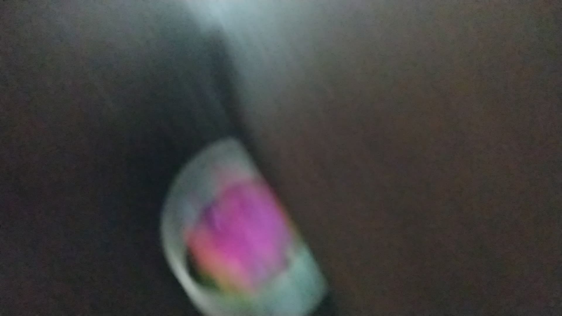 Masturbação e uso de brinquedos eróticos em cena sensual