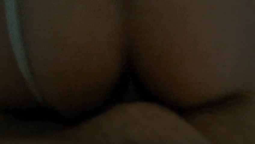 Cena sensual de ela sentando e rebolando