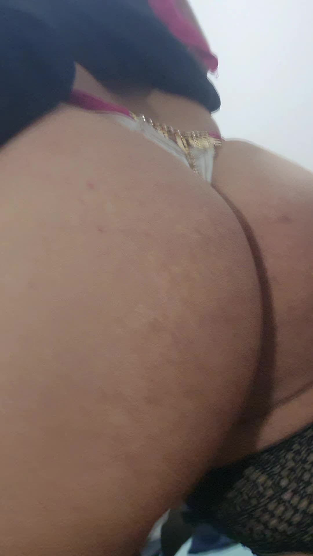 Close sensual em bundas grandes com lingerie e movimentos provocantes