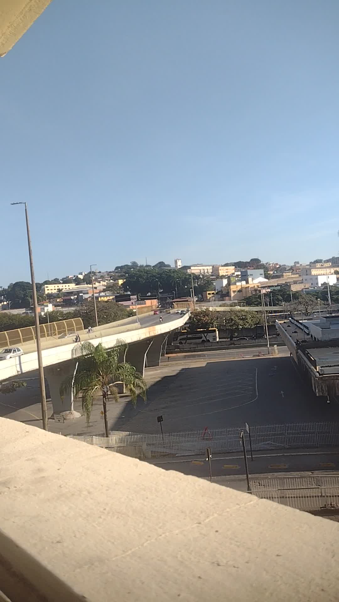 vista da cidade com prédios e ruas iluminadas