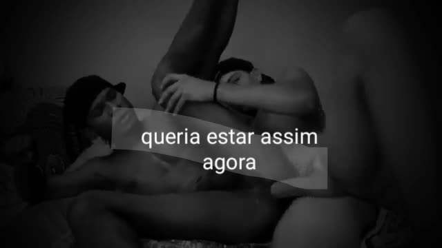 Abraço intenso e desejo ardente entre dois homens na cama