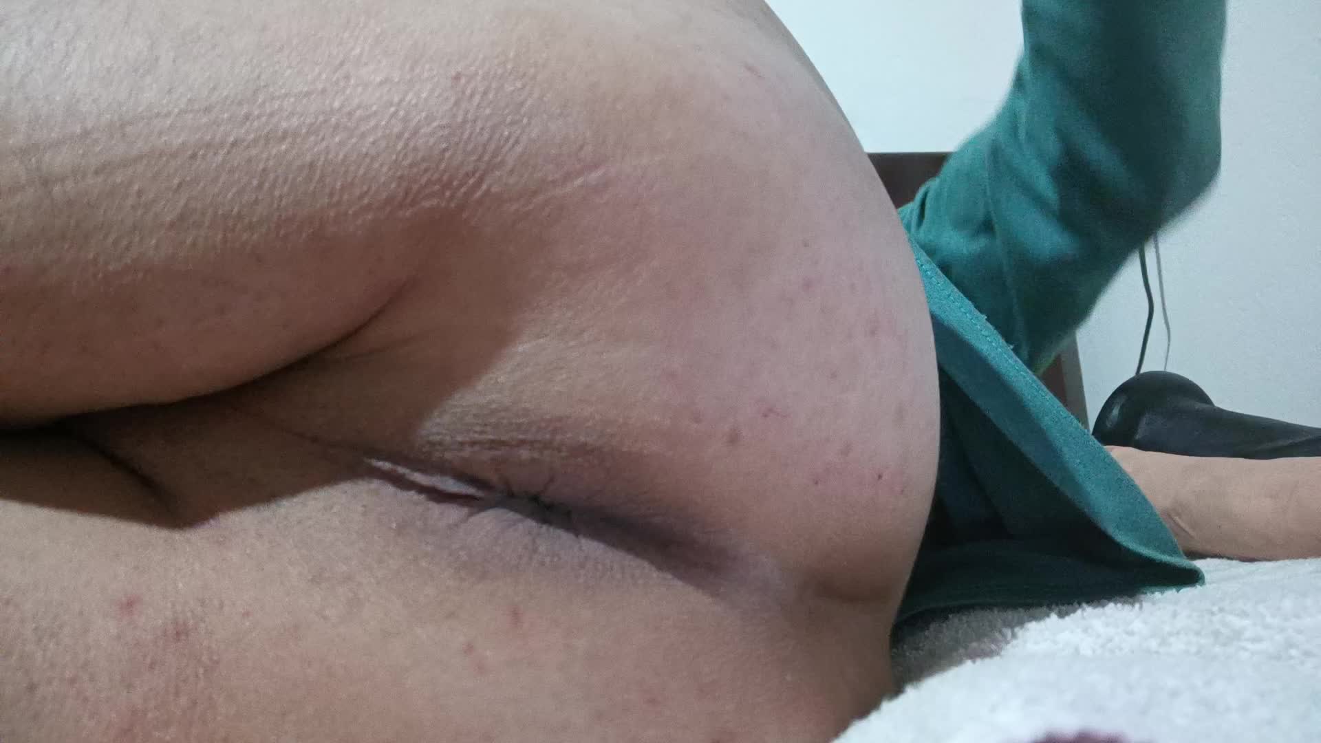 Prazer intenso com masturbação anal e solo masculino