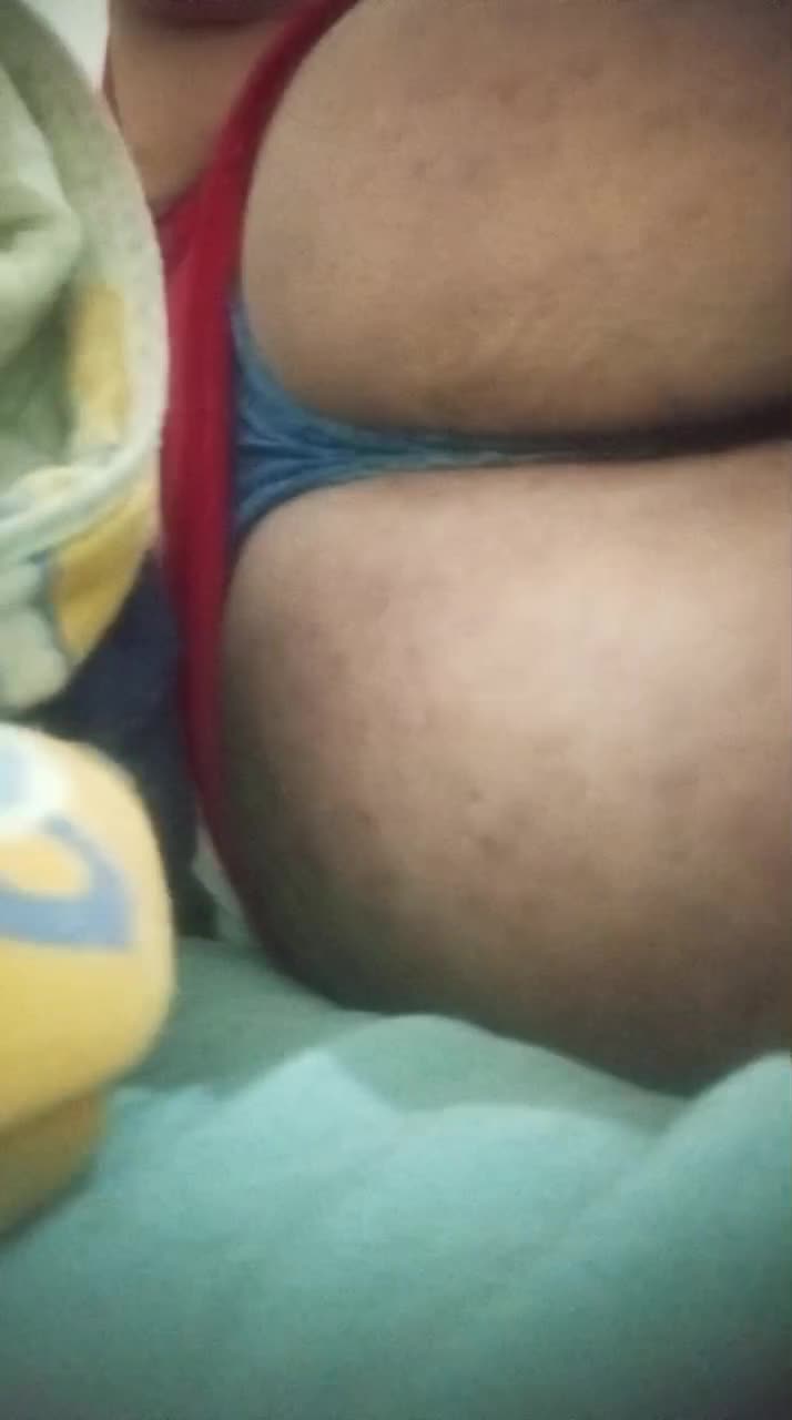 Curvas sensuais em exibição e voyeurismo