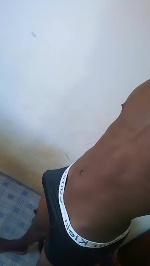 Cueca e volume provocante de Pretinho21