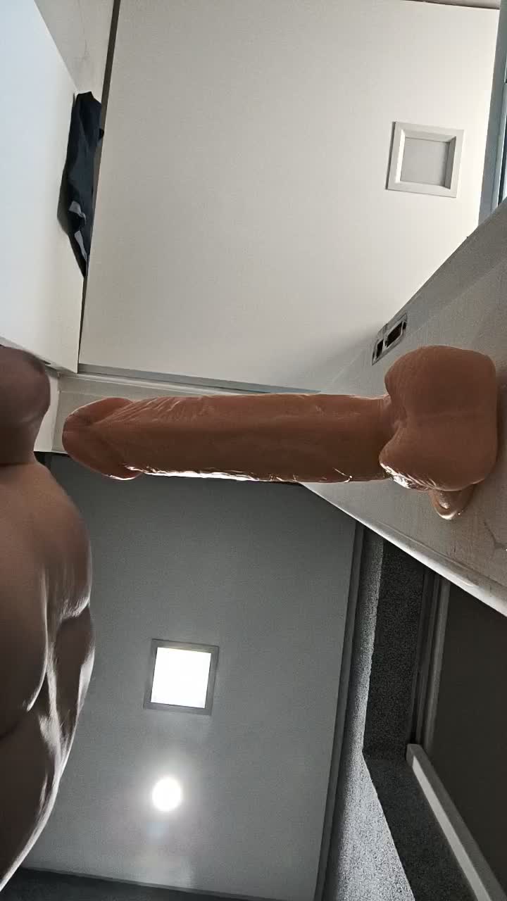 Cena sensual com dildo, masturbação e prazer anal