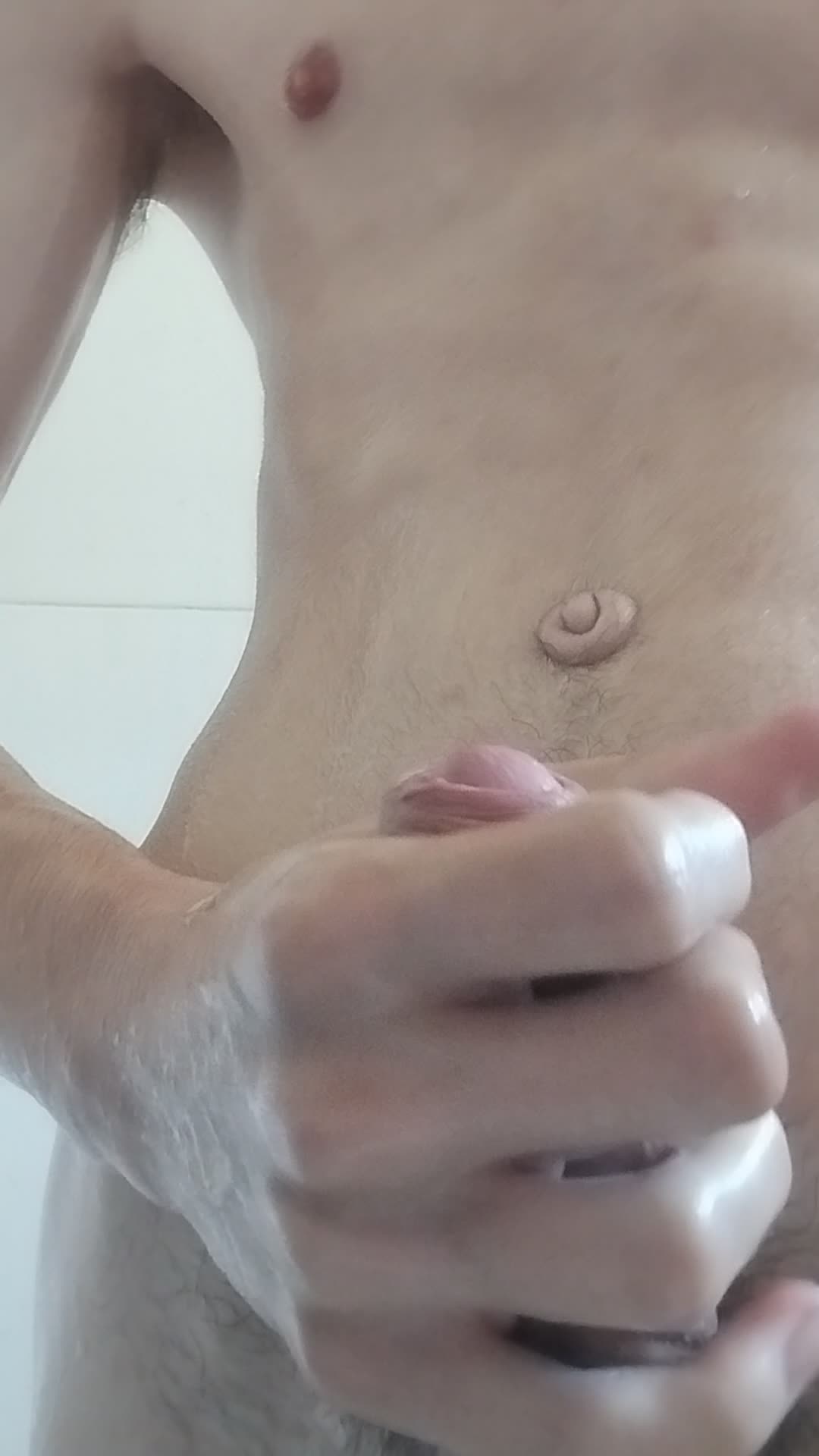 Masturbação solo masculino com gozada