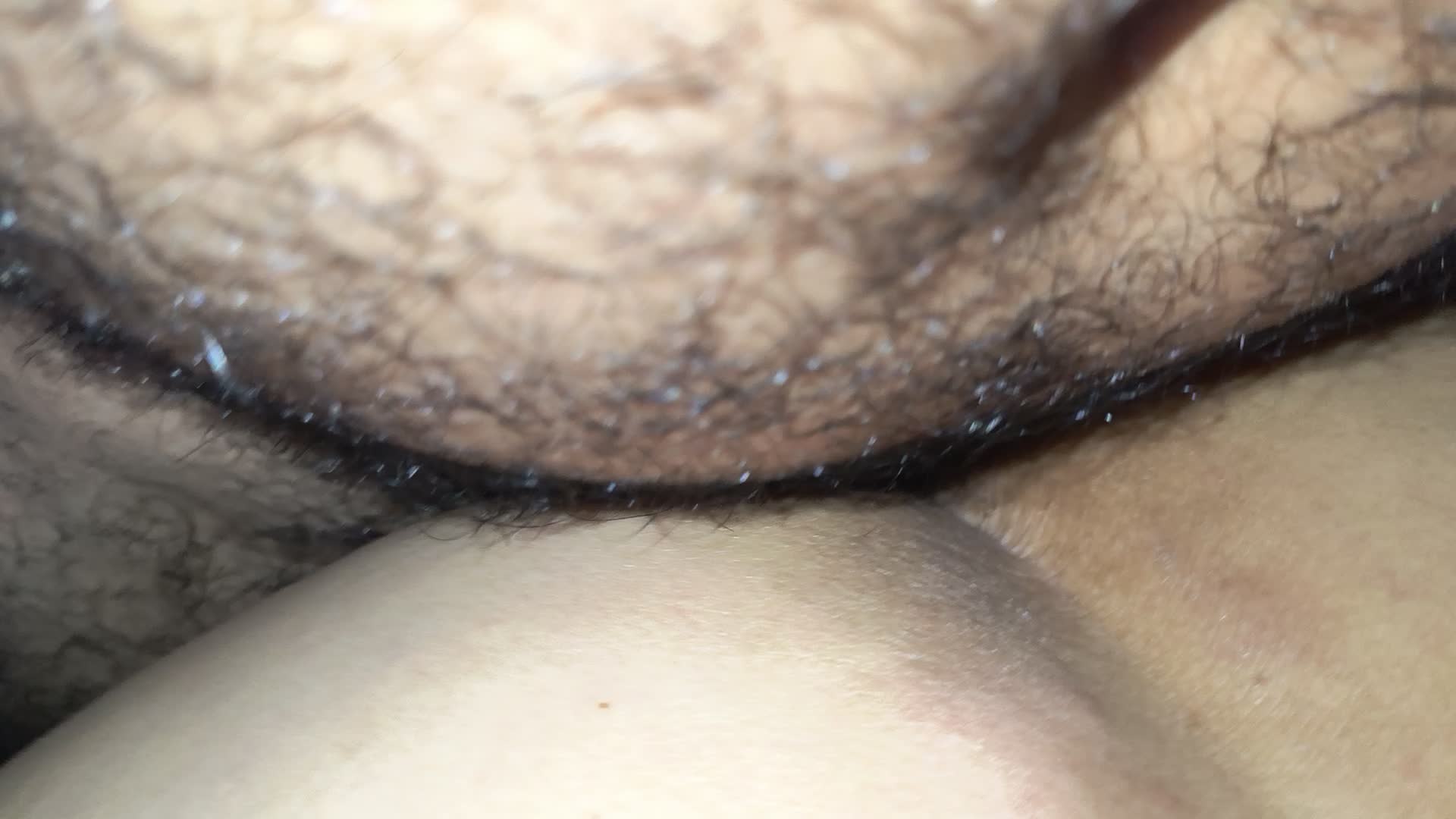 Cena erótica de sexo anal com preservativo