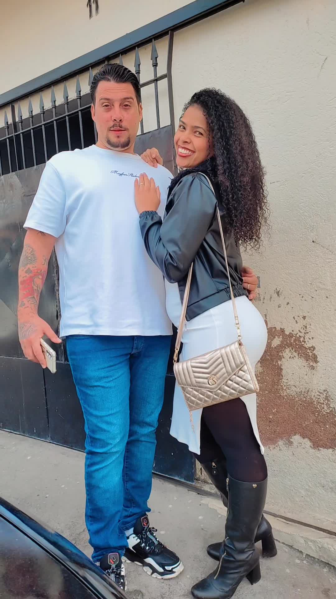 Casal apaixonado exibindo curvas e charme em momento íntimo