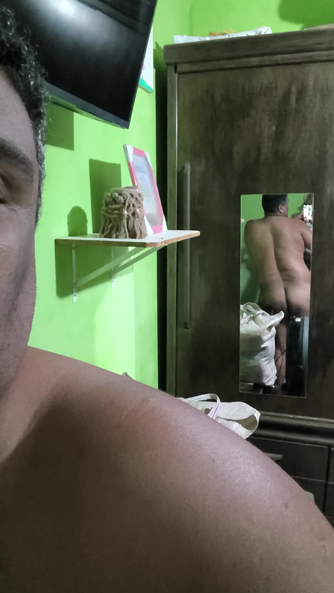 Silhueta masculina no espelho, fetiches espelho e voyeur