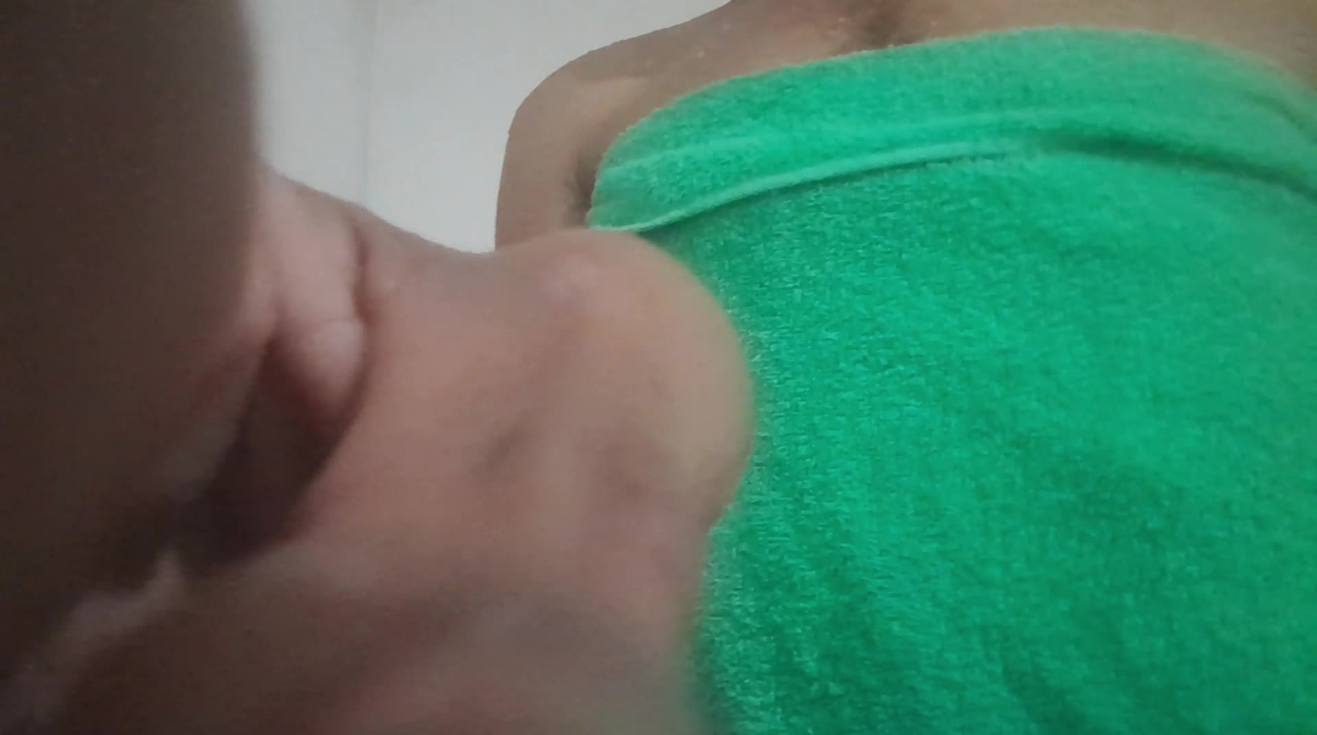 Masturbação, pênis e pelos em banho sensual