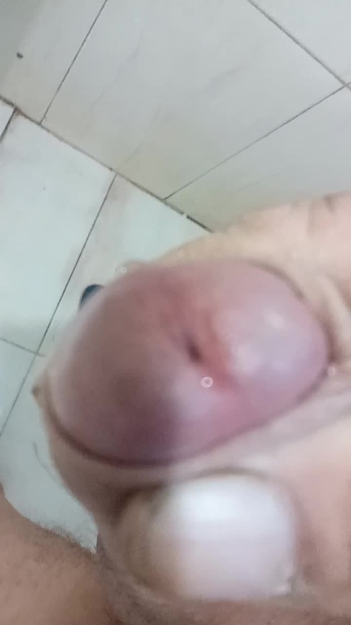 Masturbação e gozo masculino com prazer intenso