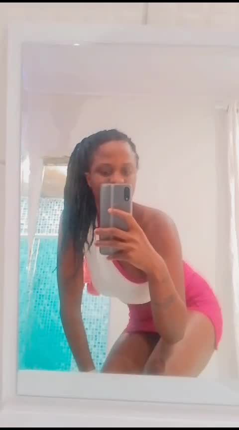 Selfie sensual no espelho mostrando corpo provocante