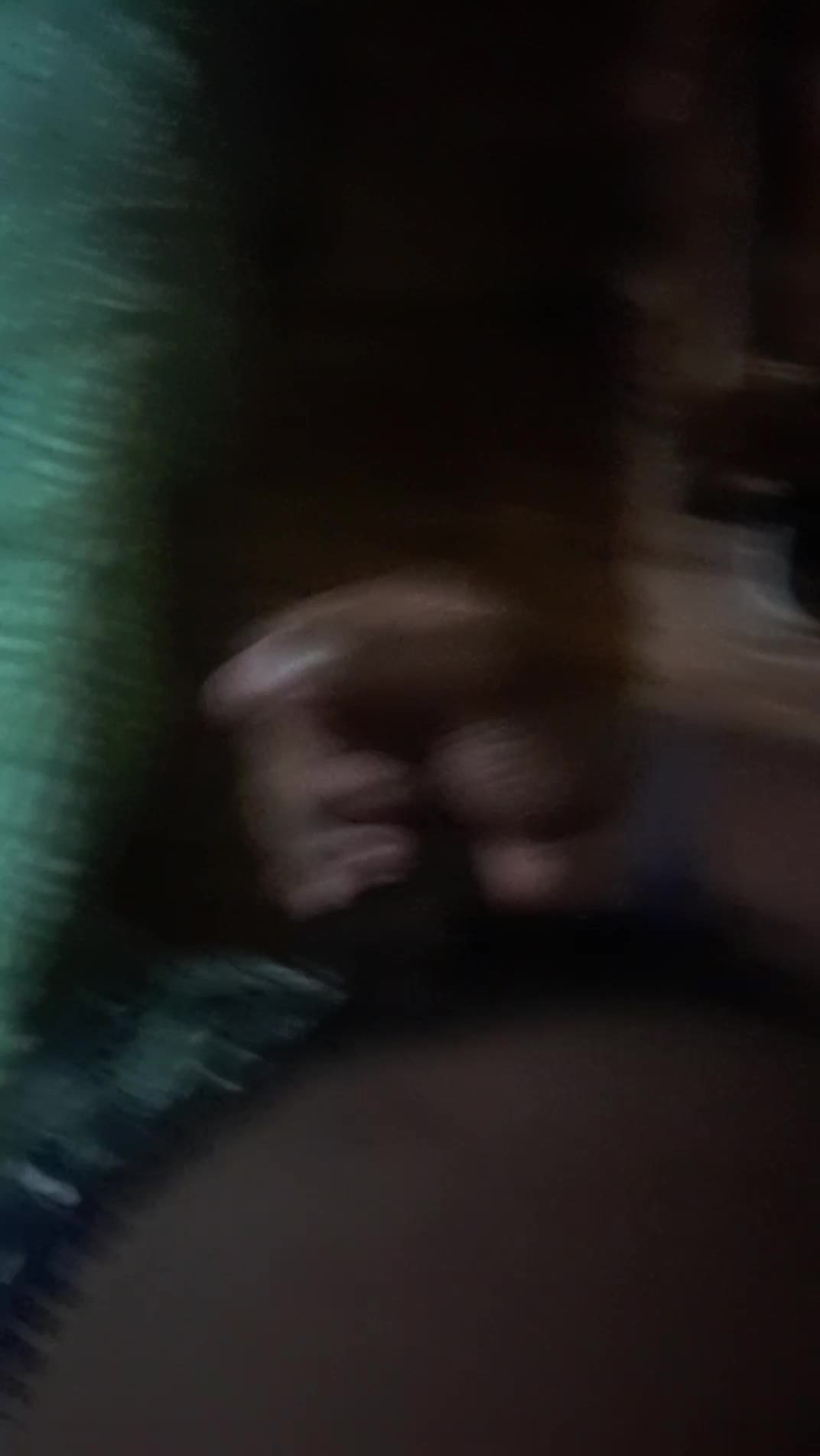 Masturbação sensual com foco em pênis e mão