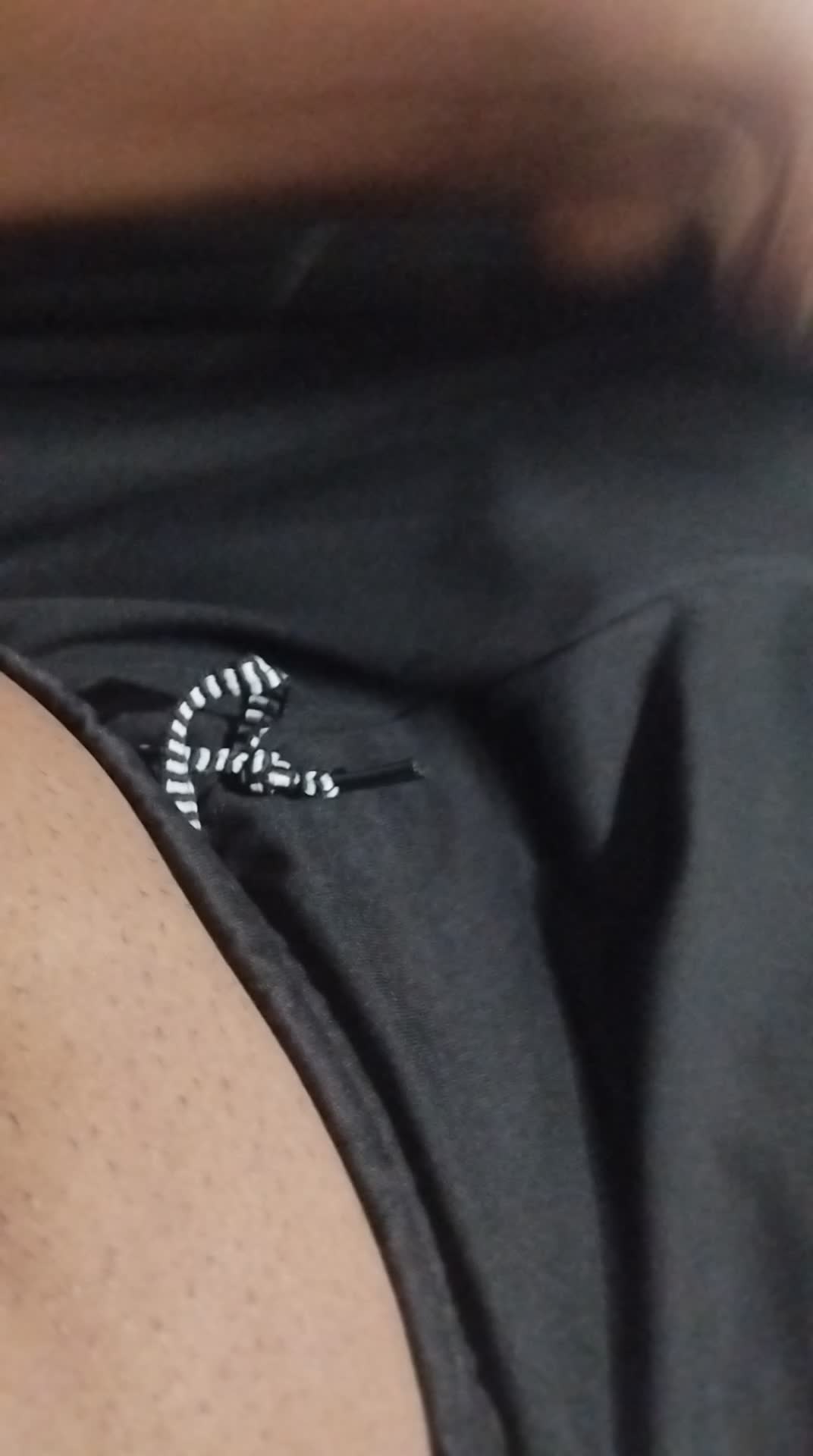 Mãos explorando com sensualidade, masturbação e voyeurismo