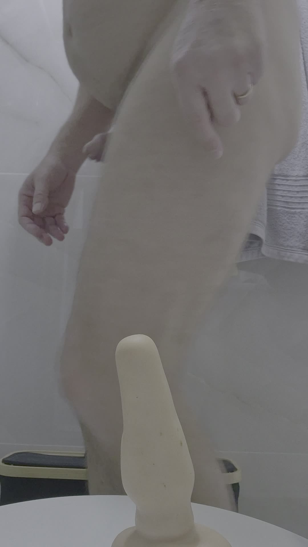 Exploração anal com plug caseiro, masturbação e prazer intenso