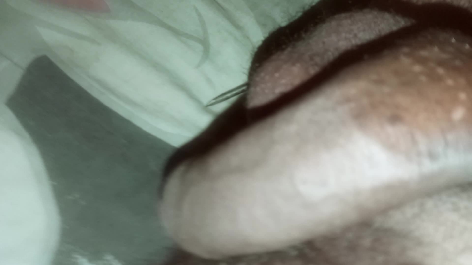 Masturbação e close em bolas cheias e peludas