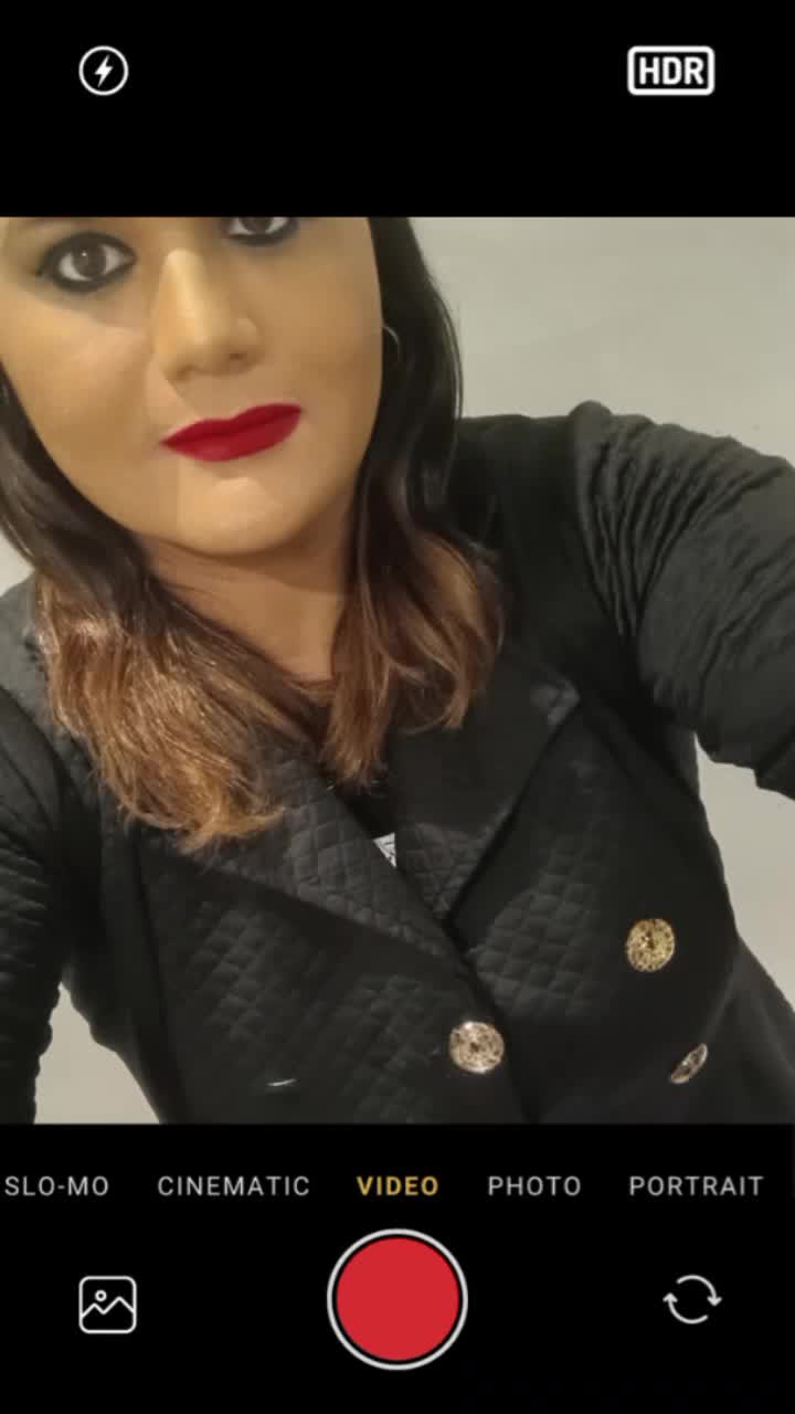 Olhar sedutor e lábios vermelhos