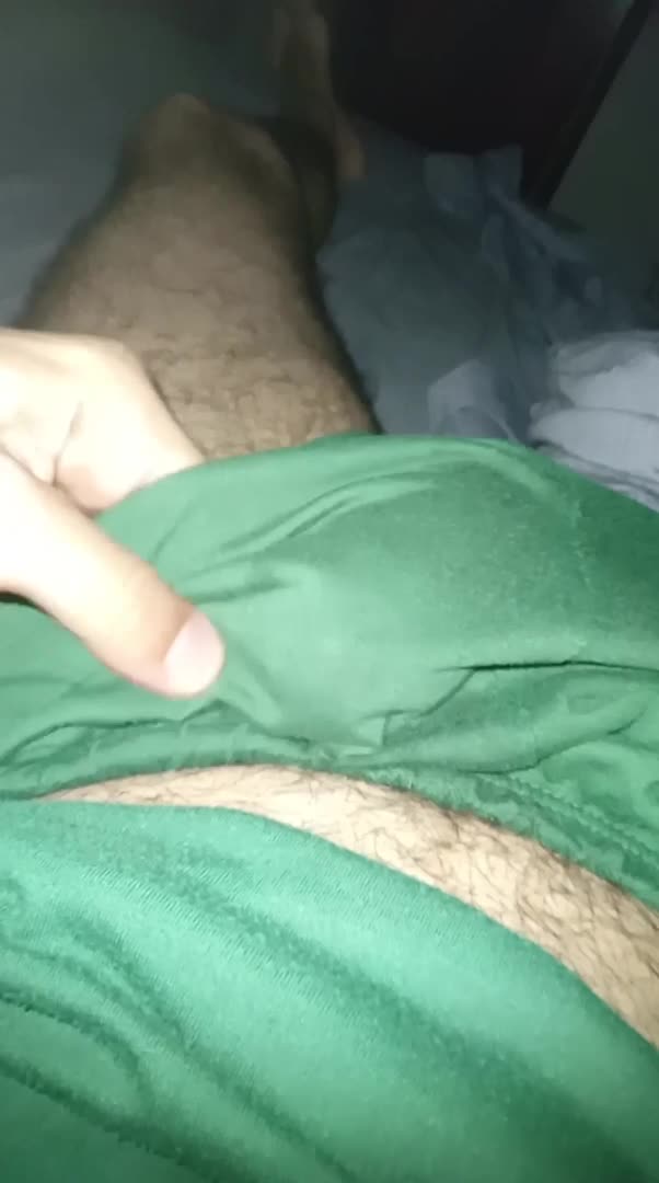 Pênis e masturbação no vídeo Tesão no Shorts Verde