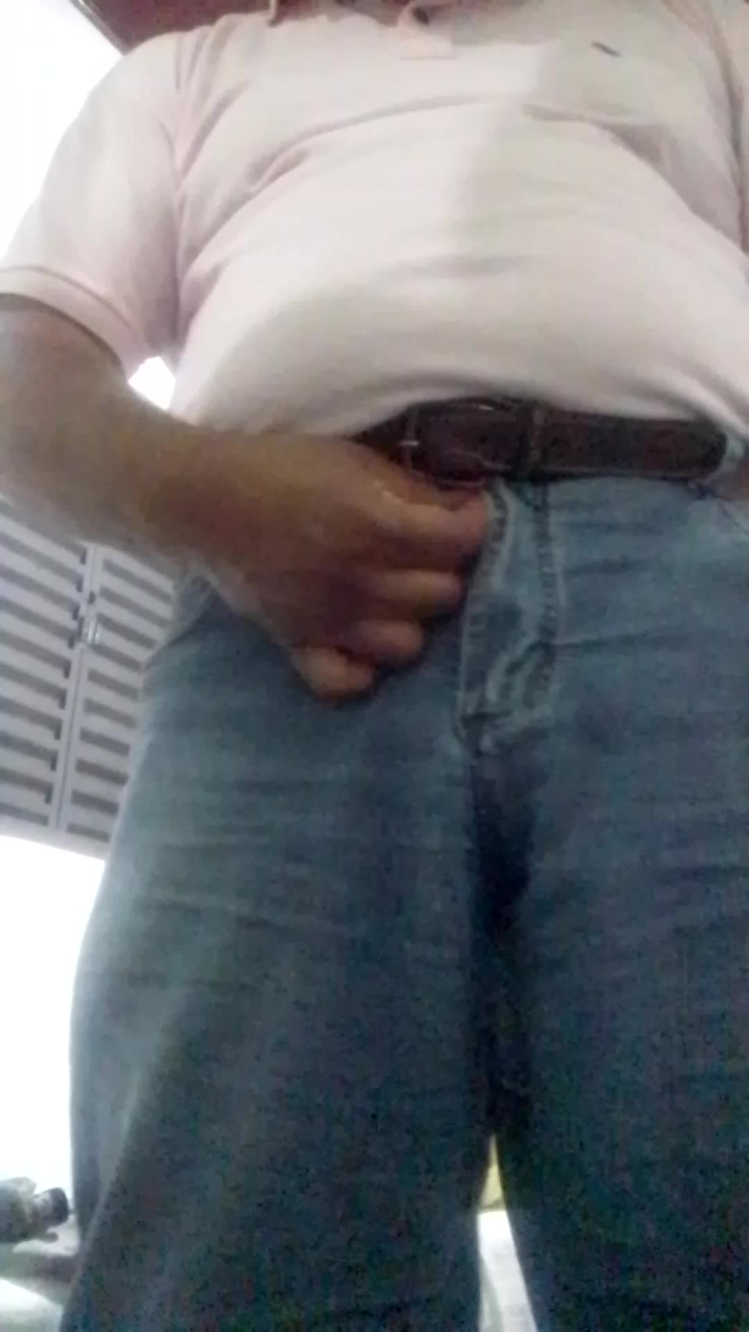 Urso carente sensual exibindo sua masturbação e gozo