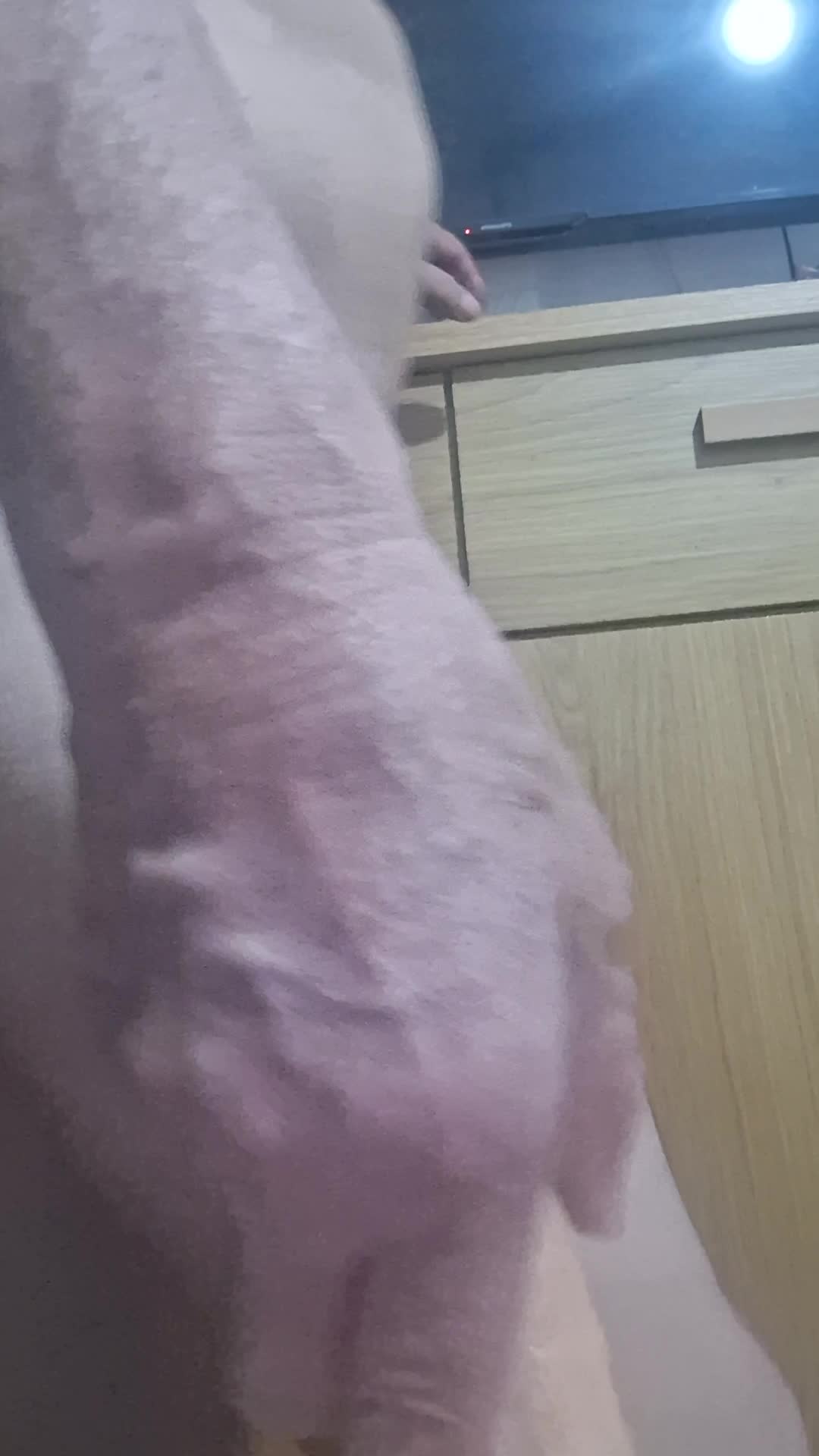 Masturbação anal com brinquedo erótico e preservativo