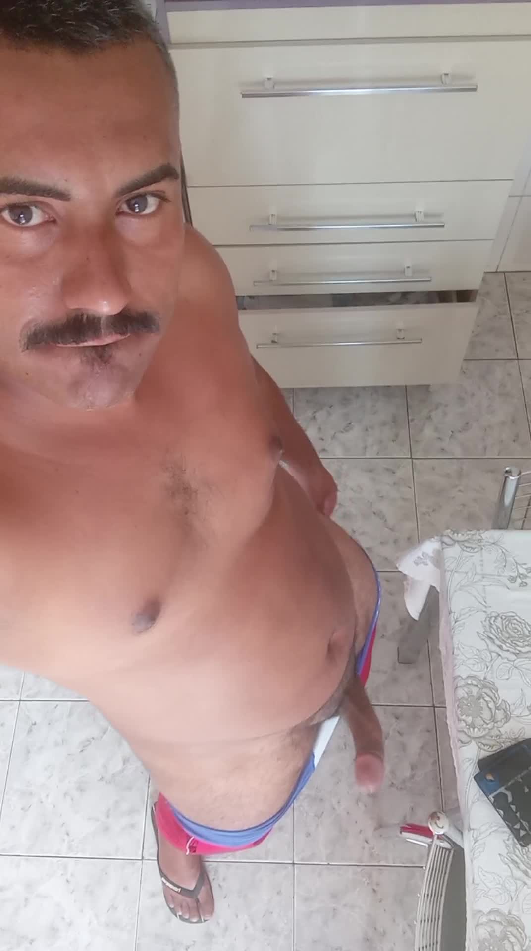 Masturbação e pênis em selfie caseira