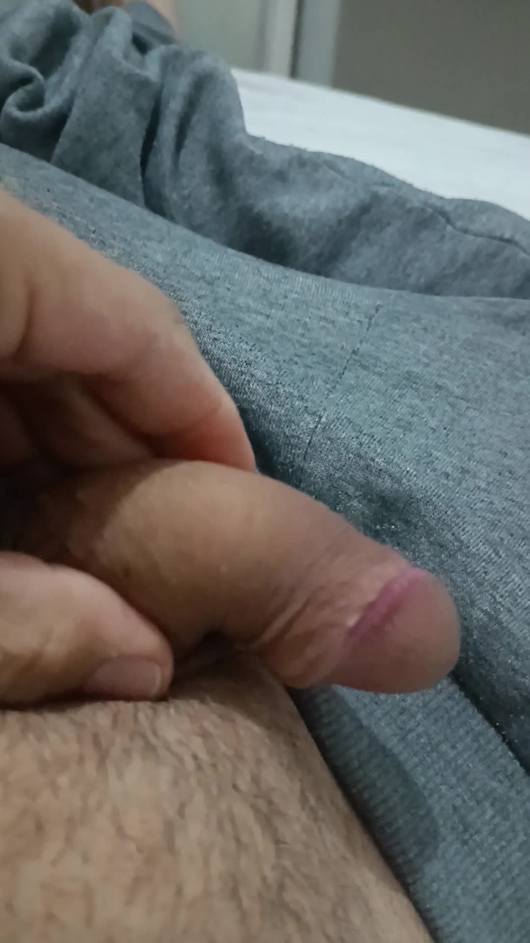 Masturbação e exibicionismo com cara excitado