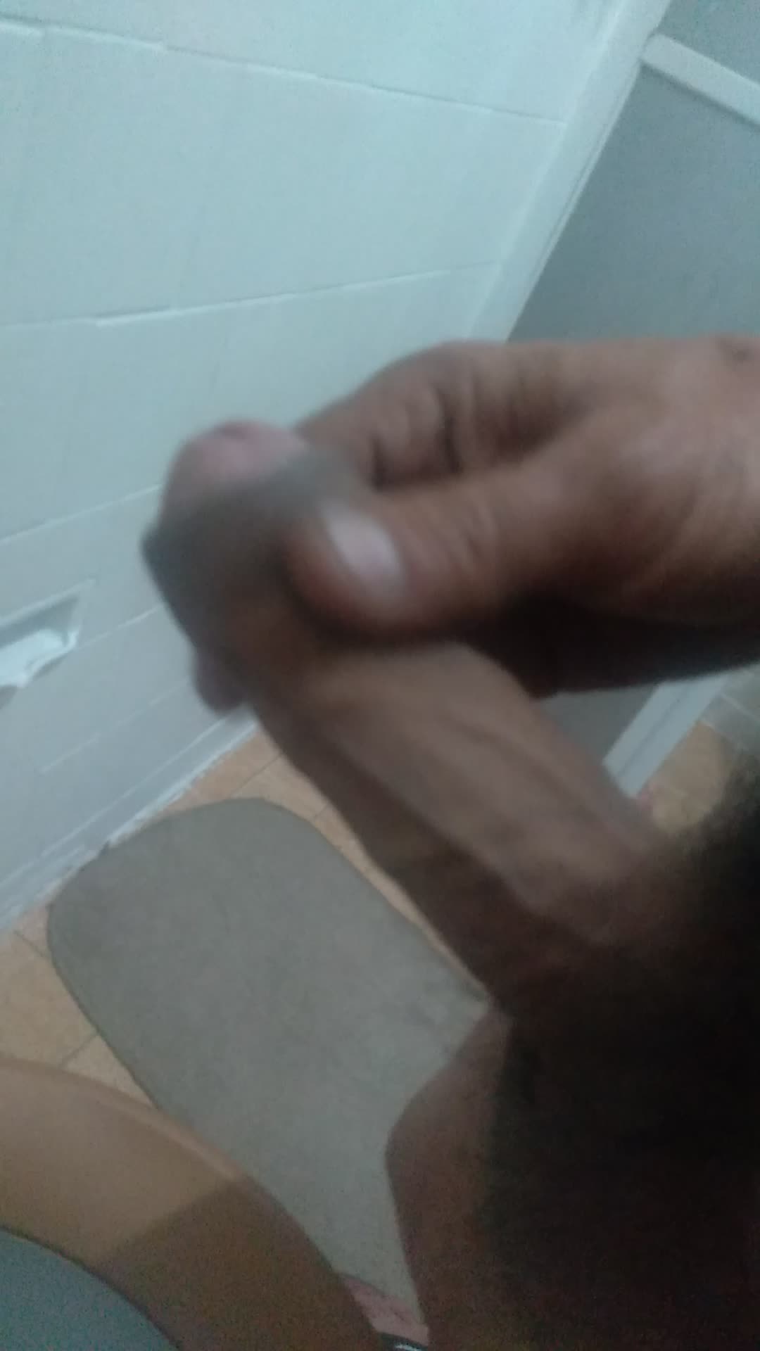 Masturbação sensual com close e mãos em ação