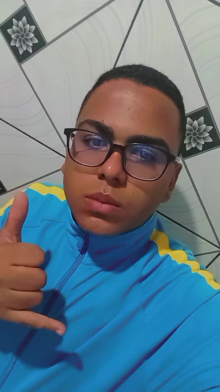 Gostoso de óculos fazendo sinal provocante