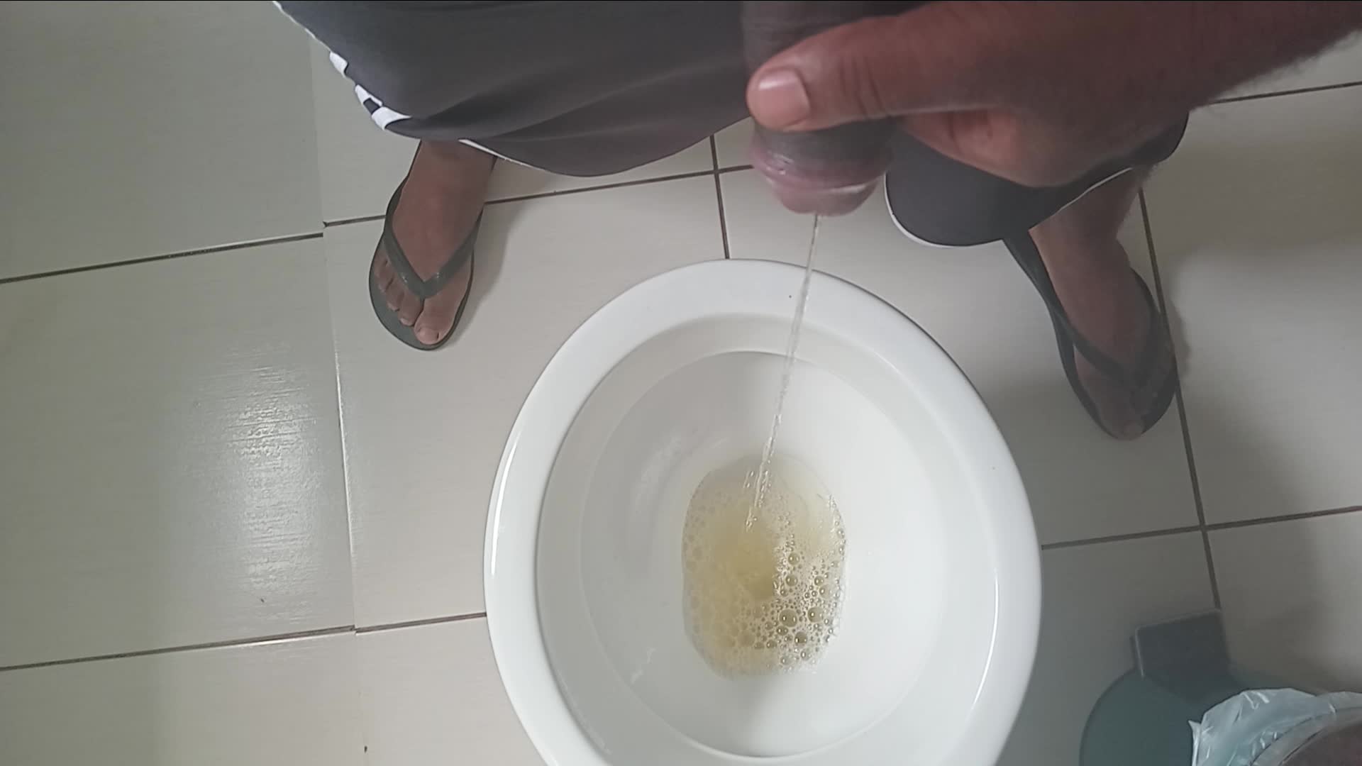 fetiches urina e pênis em vídeo caseiro