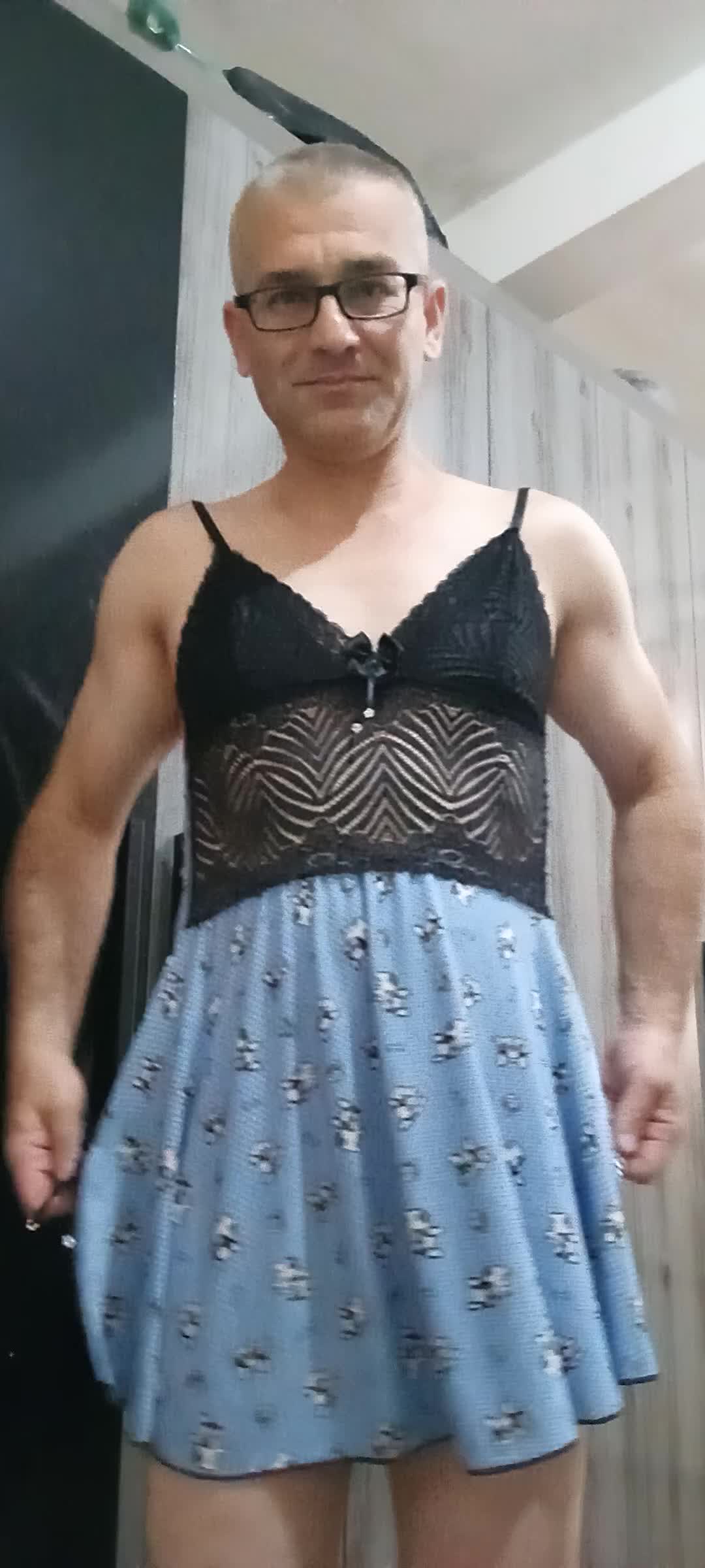 Homem de lingerie crossdressing sedutor