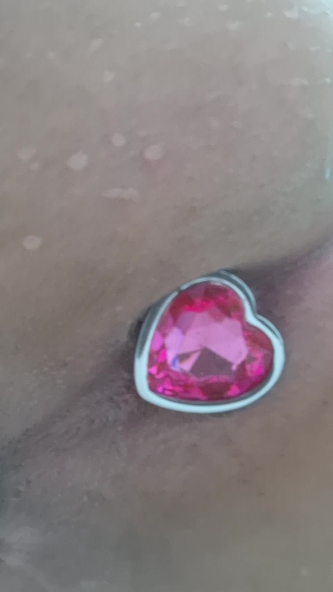 Plug anal rosa, close-up sensual e voyeurismo