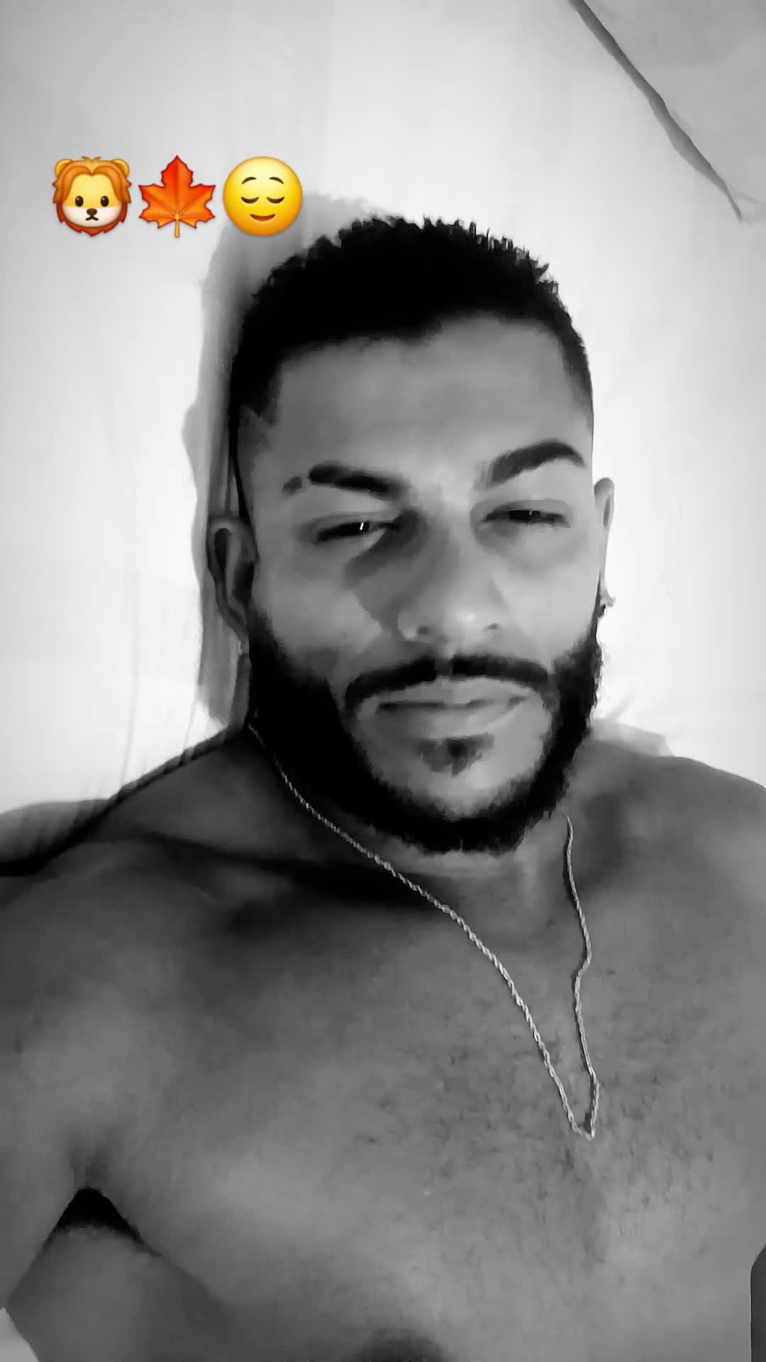 Homem barbudo mostrando o corpo sedutor