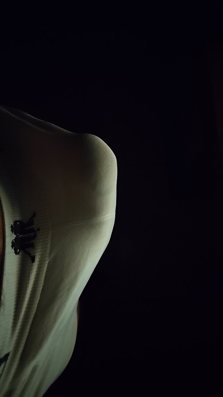 Homem sedutor exibindo corpo atraente