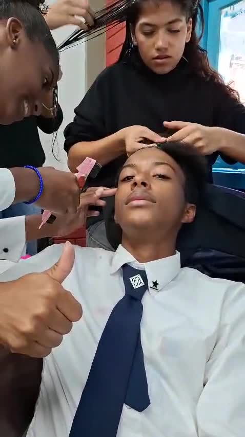 Marcos fazendo tranças no cabelo, fetiches cabelo e tranças