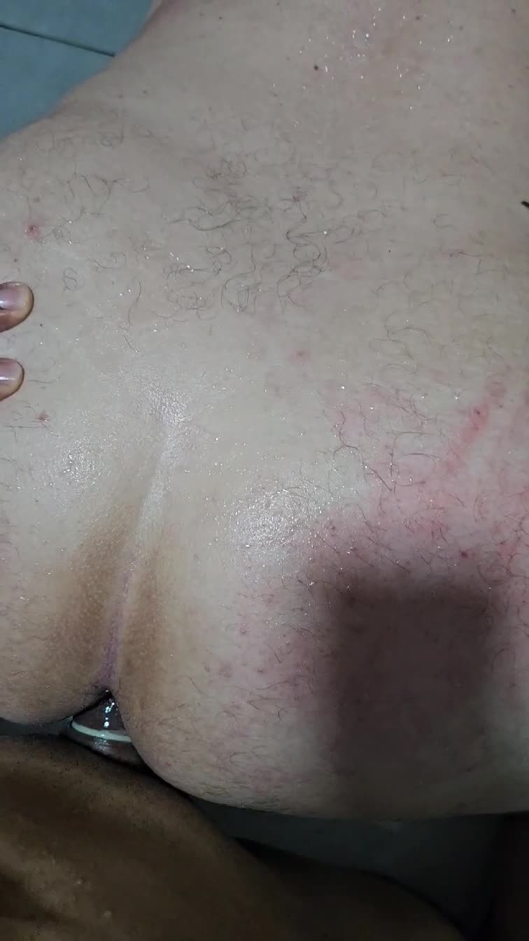 Cena sensual com anal, gemidos e mãos no corpo