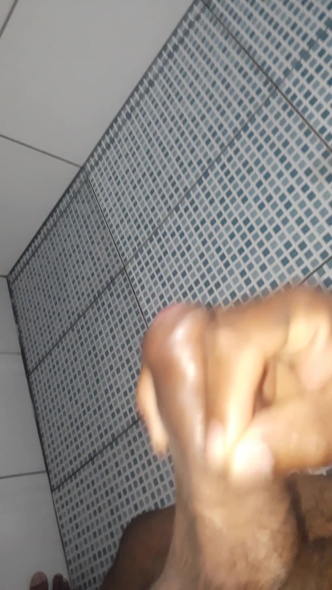 Masturbação intensa e ejaculação no banho