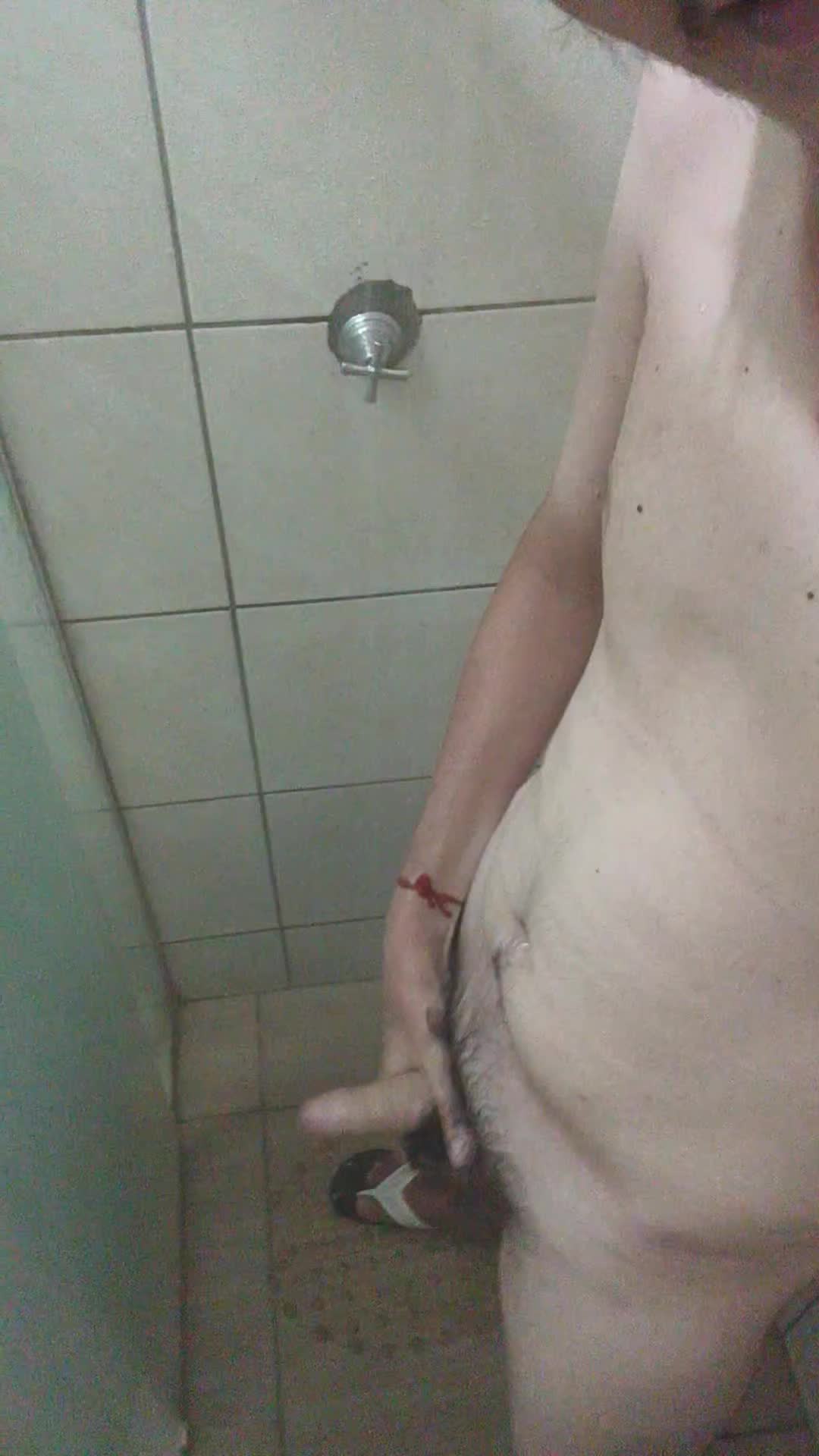 Masturbação, pênis e pelos no chuveiro