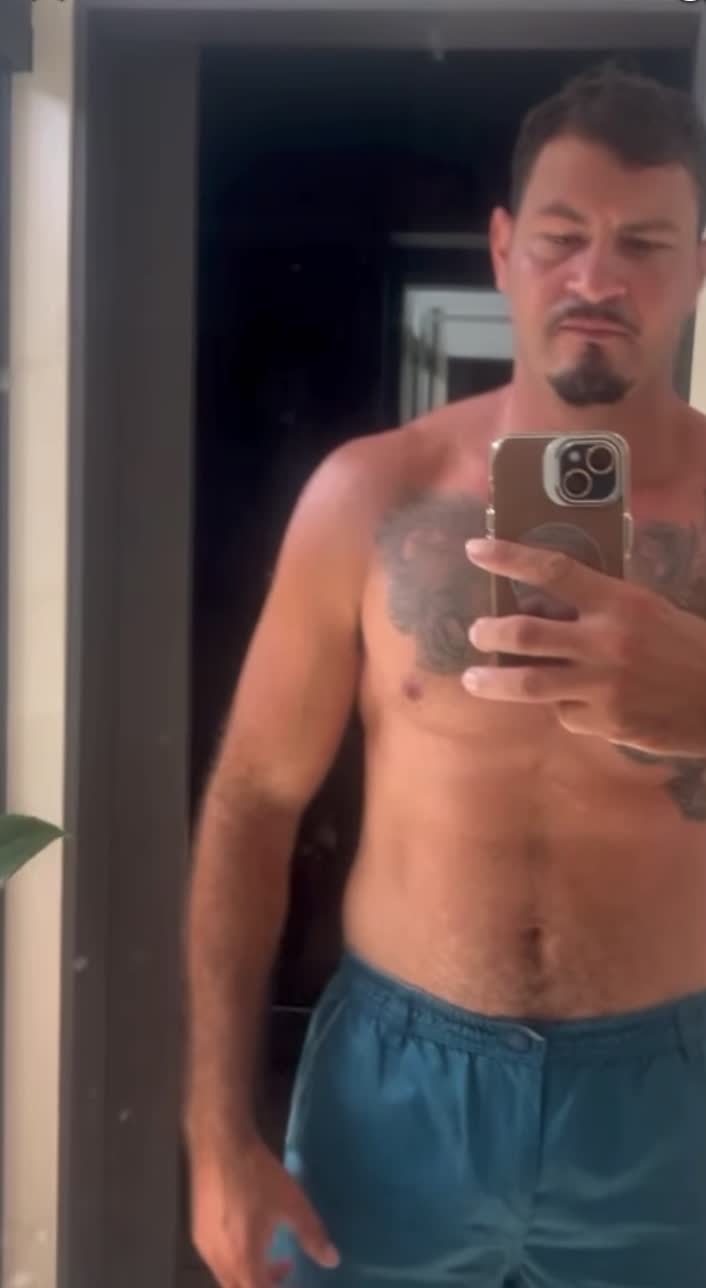 Homem musculoso fazendo selfie no espelho