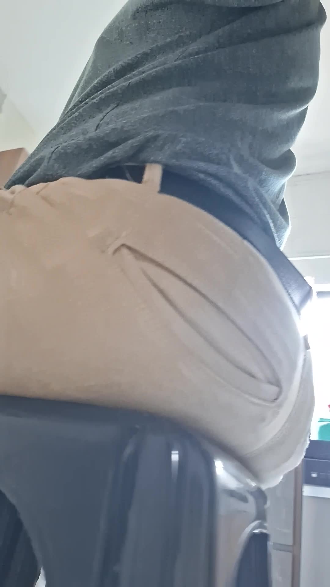 Bunda sedutora em calças bege