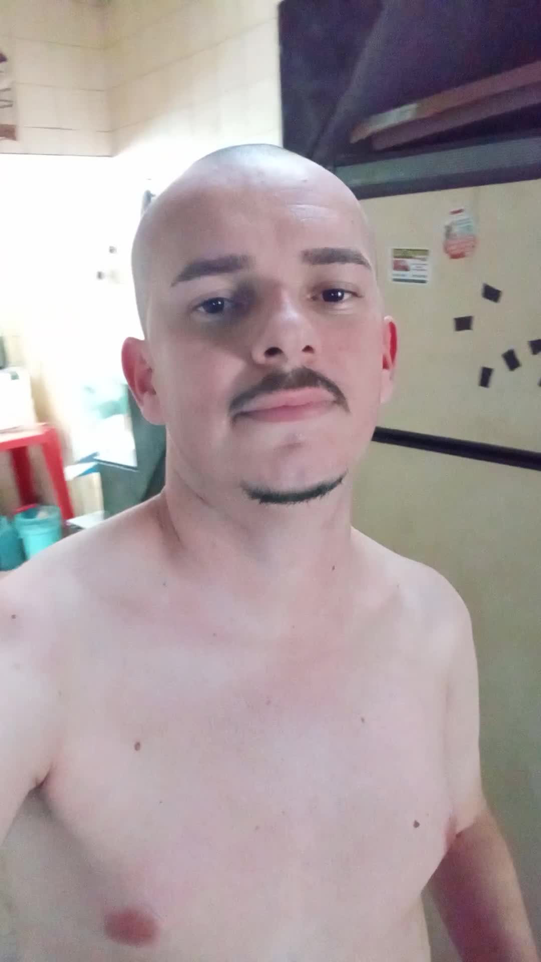 Homem careca com bigode e cavanhaque sedutor