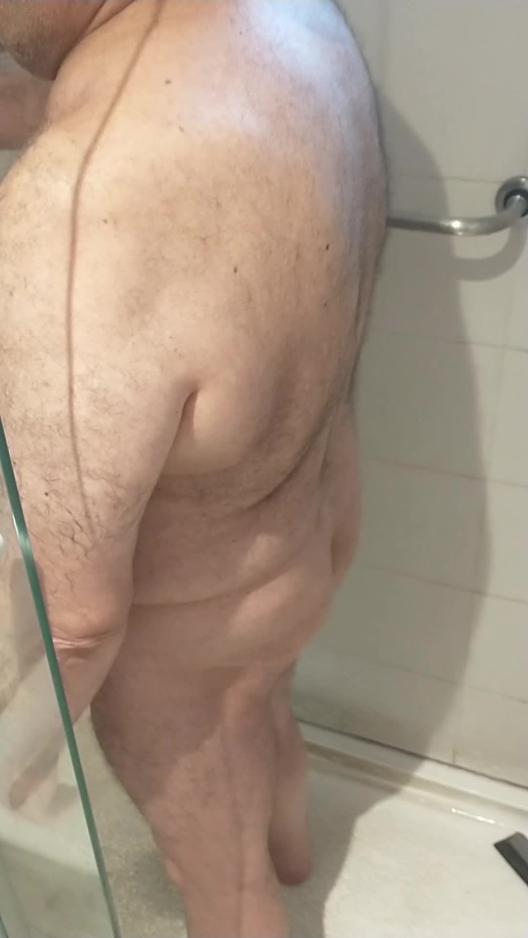Banho sensual com gostoso gordinho peludo