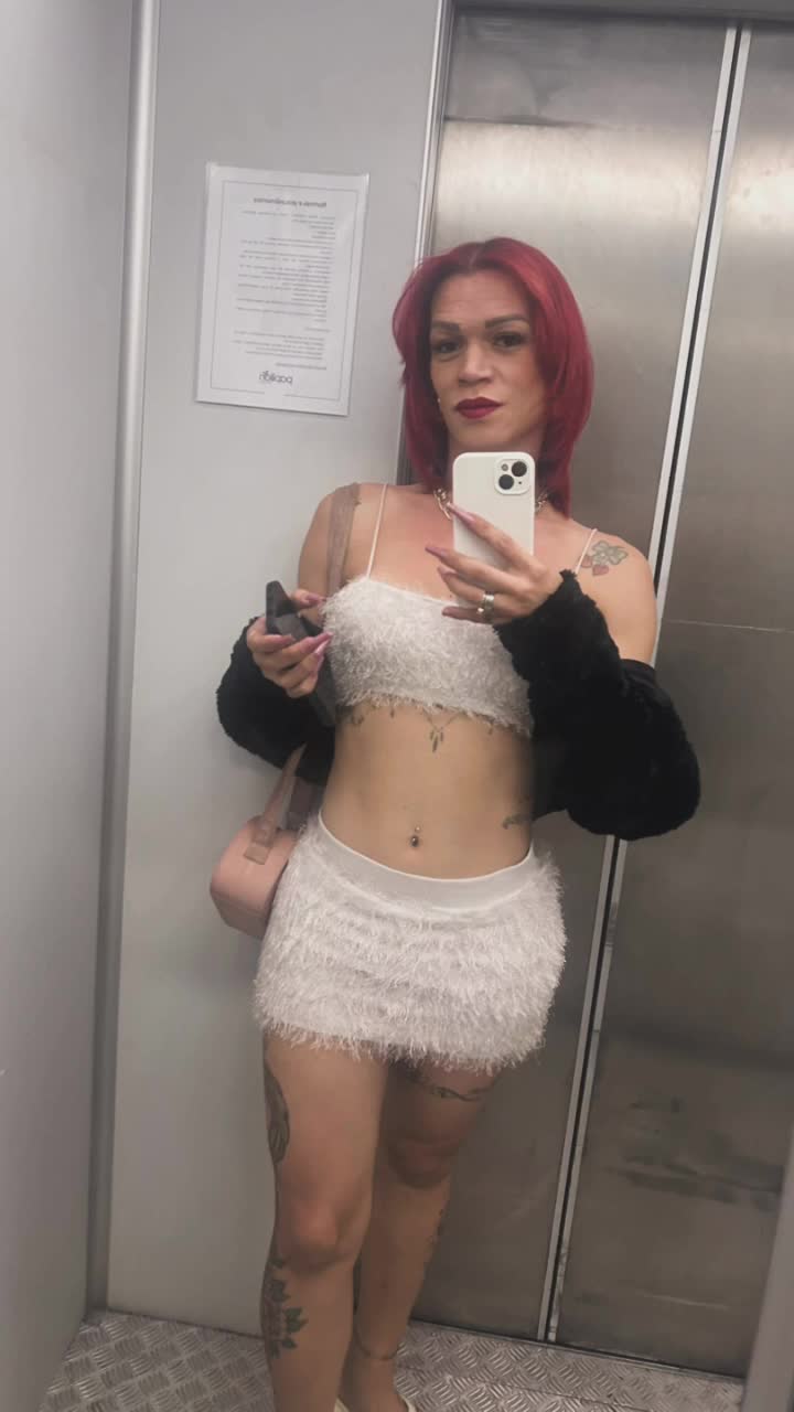 Selfie sensual com tatuagens e charme trans no elevador