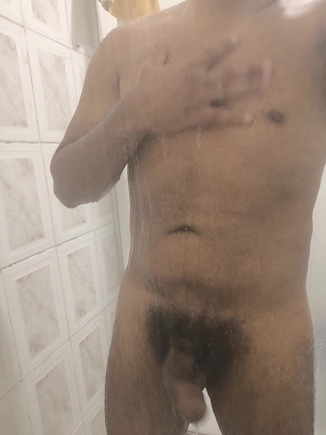 Masturbação sensual no chuveiro