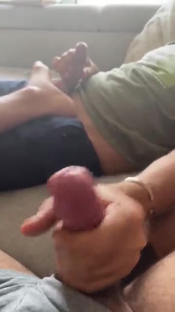masturbação e gozo entre dois rapazes