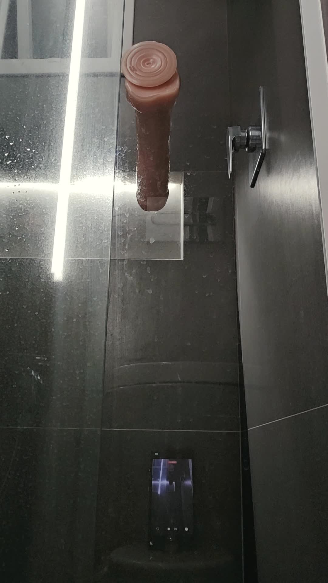 Banho sensual com brinquedos eróticos