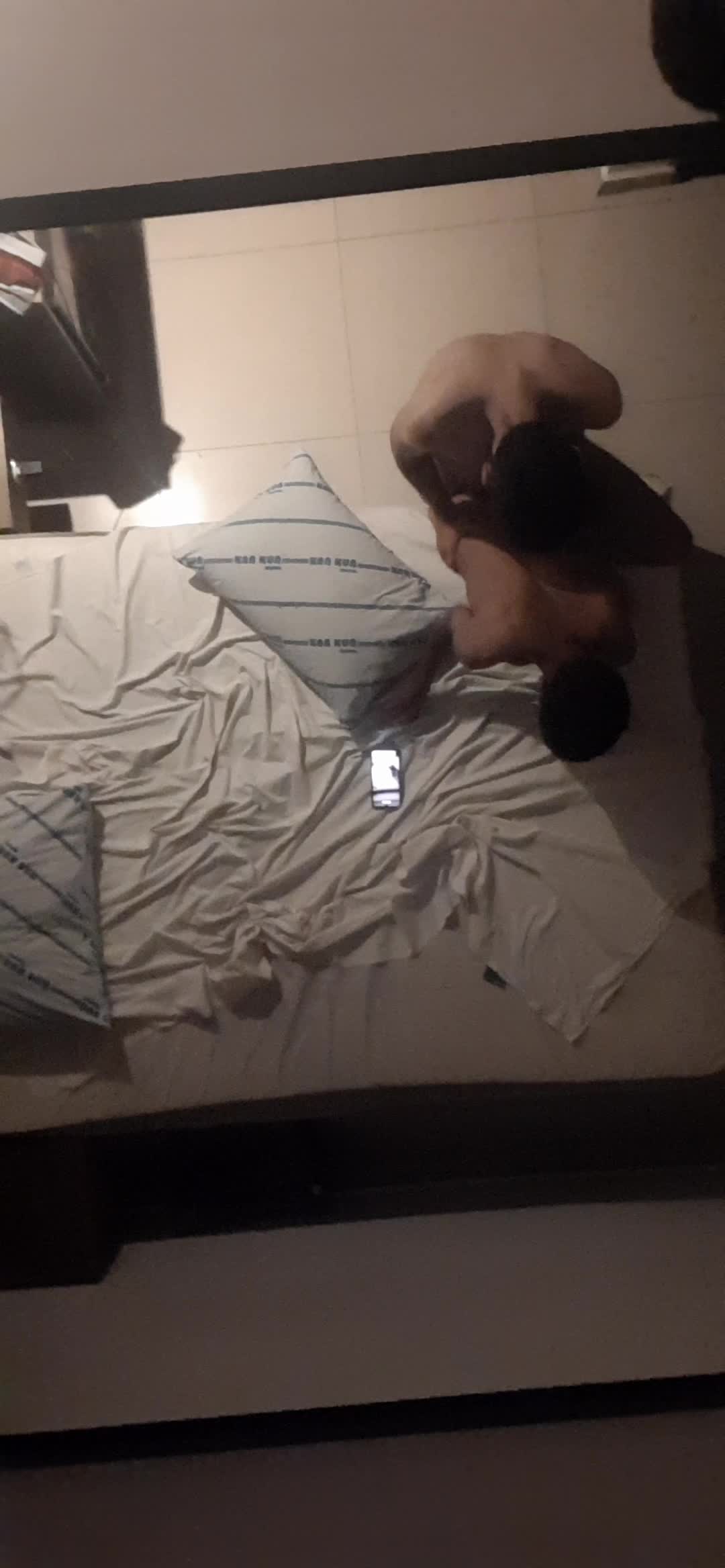 Sexo anal e gemidos intensos em quarto de hotel